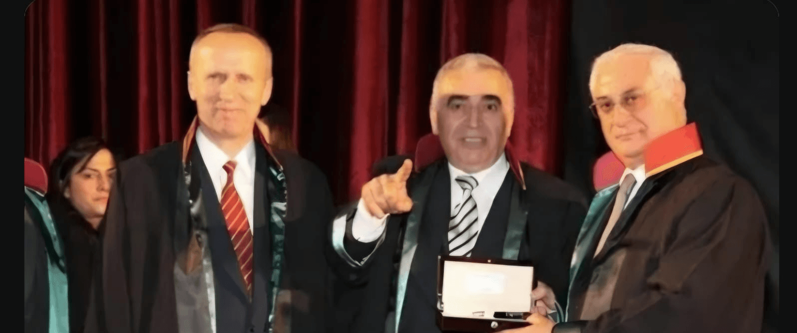 Av. Kadir Kartal, meslektaşlarıyla bir ödül töreninde.